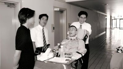 狩野康明さんと介護者の歴史的な写真