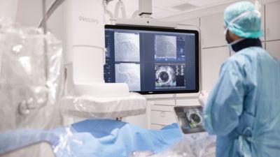 Profesional médico revisando los resultados de imagen de SpectraWave durante un procedimiento de cateterismo cardíaco