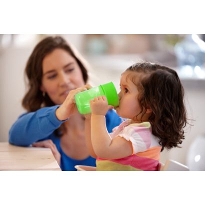 Ajuda com a transição para crescer usando o copo infantil