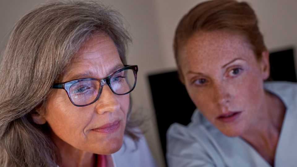 vrouwelijke technologen die kijken naar het scherm