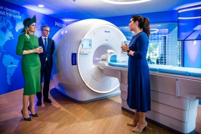 Queen Máxima and Philips CEO viewing BlueSeal MRI system demonstration
