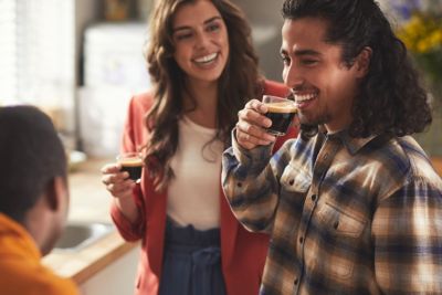 Zwei Personen genießen gemeinsam Espresso zu Hause und stehen für moderne Kaffeekultur