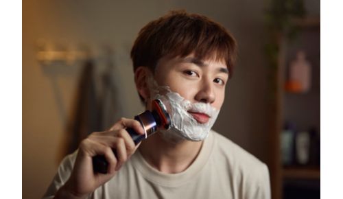 Scegli una comoda rasatura su pelle asciutta o rinfrescante su pelle bagnata