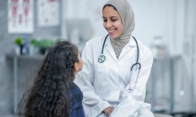 طبيبة تتحدث مع مريضة صغيرة
