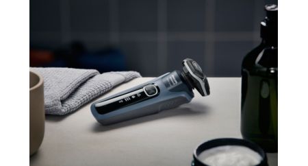 Shaver Series 5000 Wet & Dry electric shaver S5880/81 | Norelco