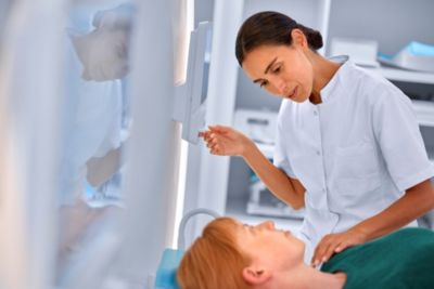 Profesional sanitario realizando un chequeo a un paciente