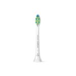 Deeper reach between teeth. Superior cleaning.*