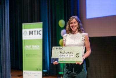 Esmée de Boer ontvangt Best Pitch Award tijdens het 5-jarig jubileum van e/MTIC