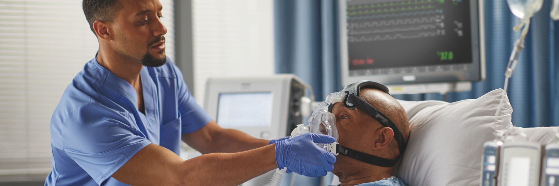 Trilogy EV300 AF531 Clinician Setting Up Mask