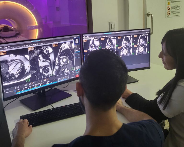 MRI technologists using dual monitor MR Workspace at FUESMEN, Argentina