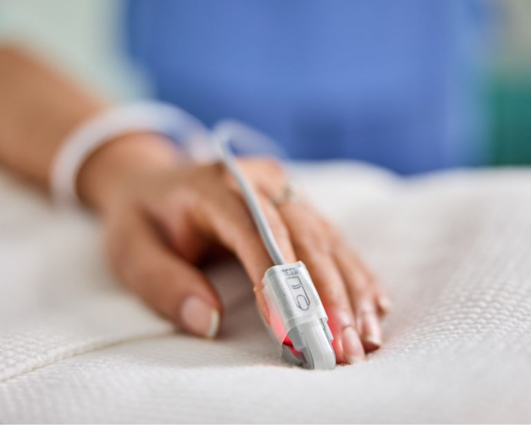 patient using spo2 sensor