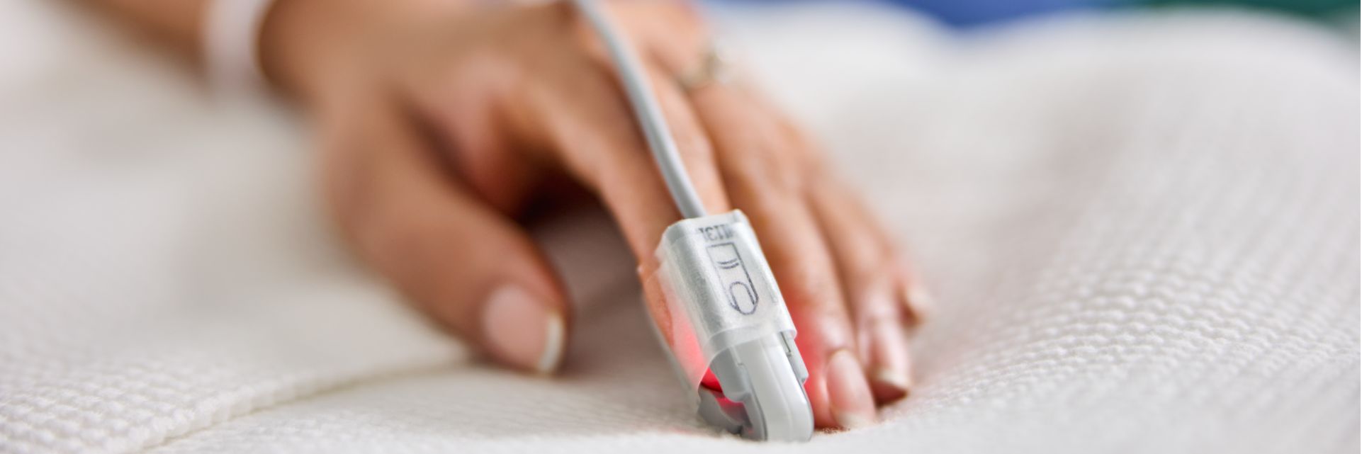 patient with spO2 sensor in bed
