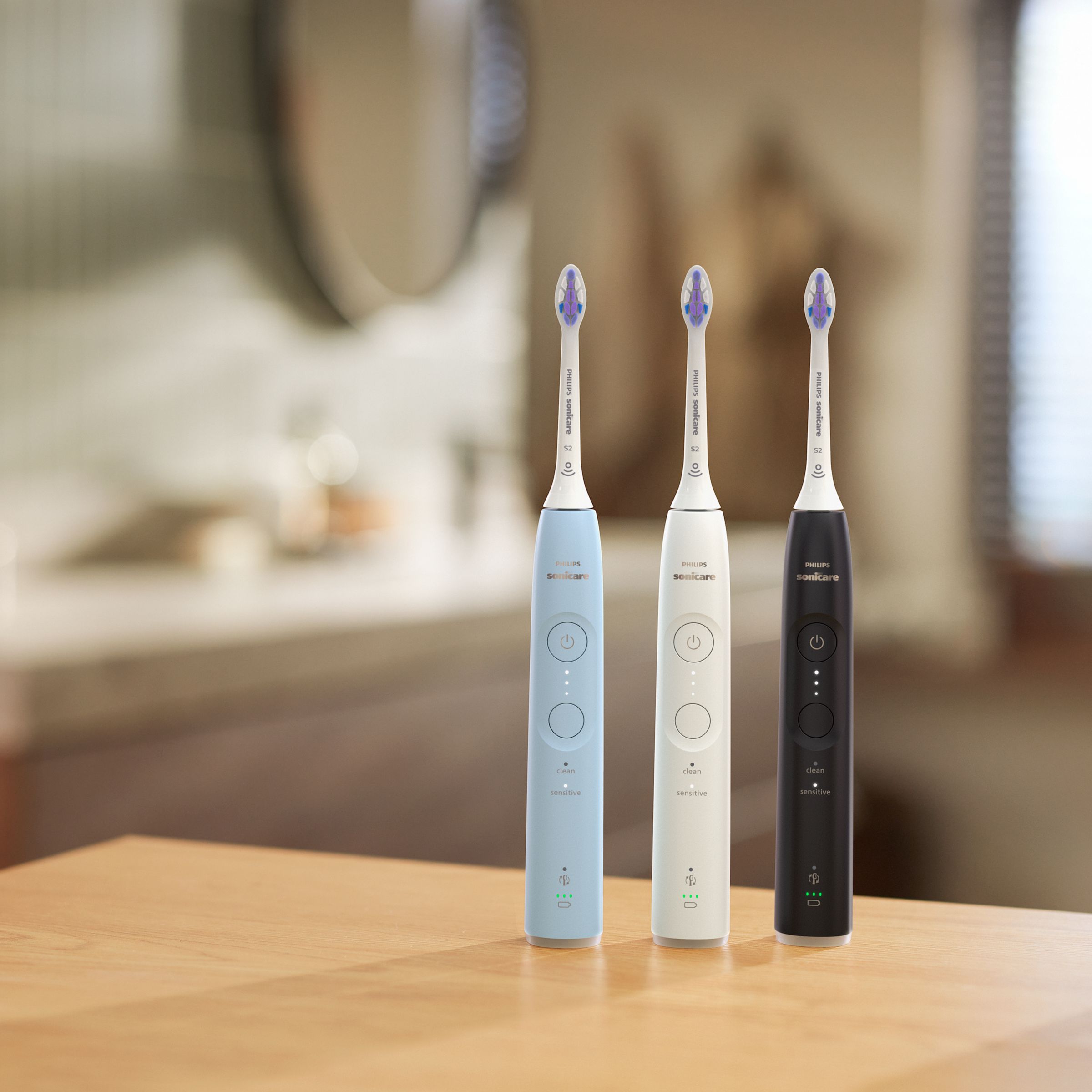 Elektriska Sonicare-tandborstar uppradade på ett bord