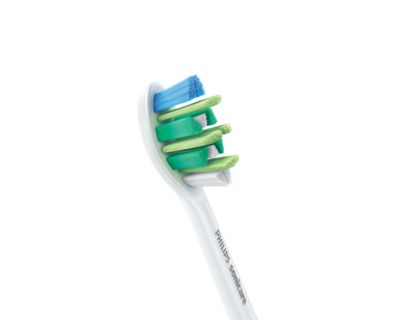 Deeper reach between teeth. Superior cleaning.*