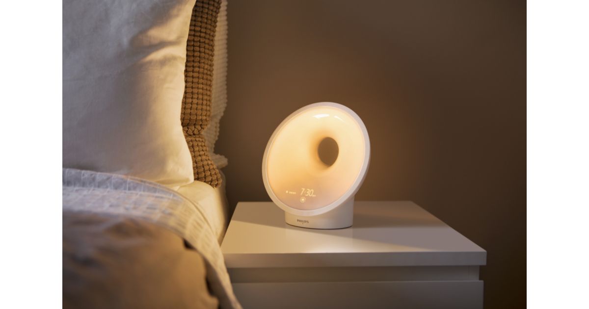 Philips SmartSleep Sleep & Wake-Up Light HF3651/01, lámpara circular blanca con la pantalla iluminada.
