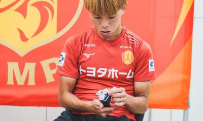 インタビュー中にパーソナルケアアイテムをデモンストレーションする名古屋グランパスの選手