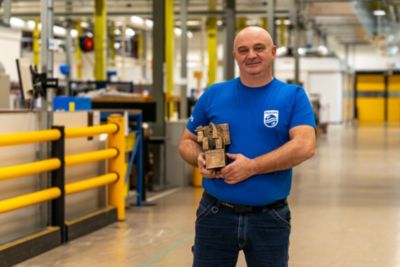 Fabrieksarbeider met machinedeel