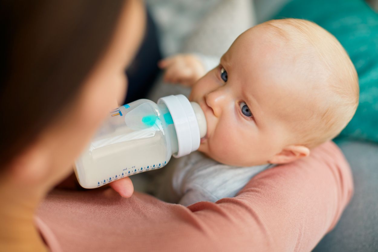 Cómo lavar teteros de bebés? - Aprende en Peques