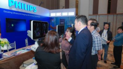 Đại biểu tham quan và tìm hiểu các giải pháp siêu âm tại gian hàng Philips
