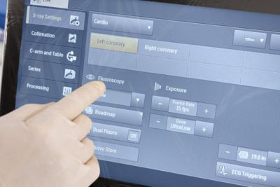 Philips Azurionの操作画面でUltralow Doseプロトコルを選択する様子