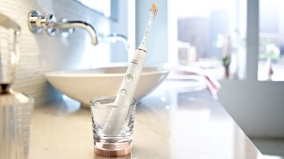Produktbild der Philips Sonicare DiamondClean 9000 in einem Badezimmer.