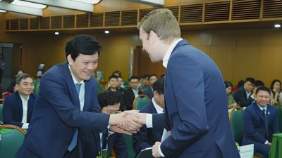 PGS.TS. Vũ Đăng Lưu bắt tay đại diện Philips tại buổi lễ