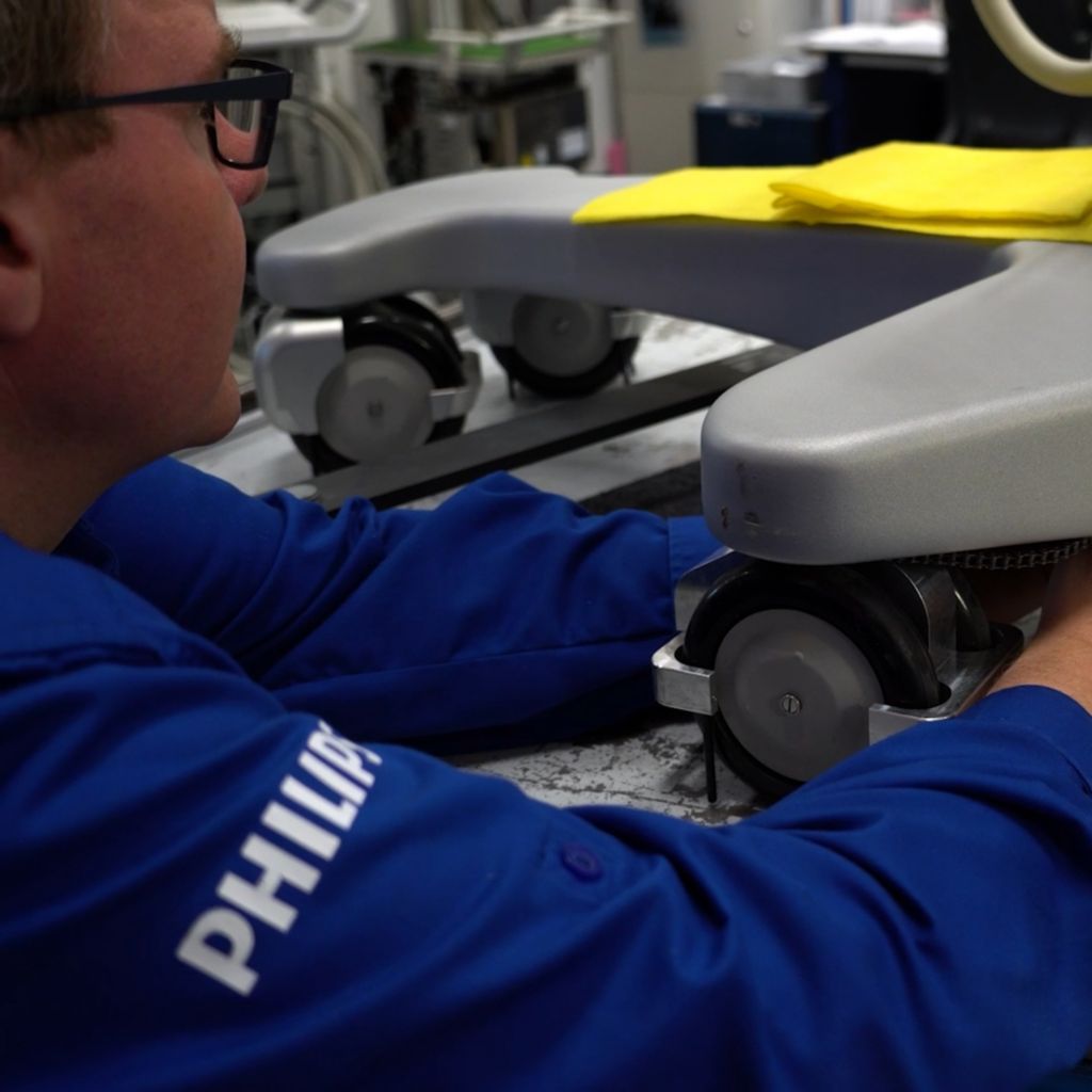 Un technicien de maintenance intervient sur un système reconditionné dans une usine.