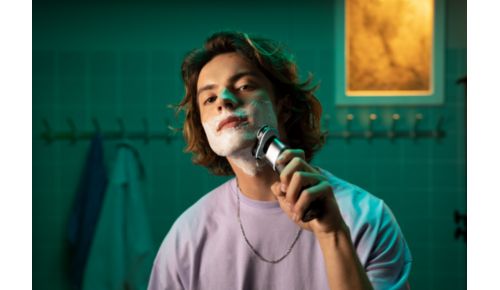 Scegli una comoda rasatura su pelle asciutta o rinfrescante su pelle bagnata