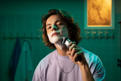 Choose a convenient dry or refreshing wet shave