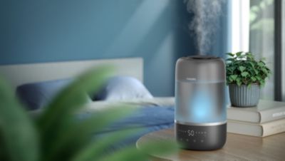  Philips Luftbefeuchter der 1000er Serie gibt Nebel in einem Schlafzimmer ab