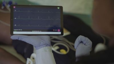 Electrocardiograma mostrado en una tableta Philips