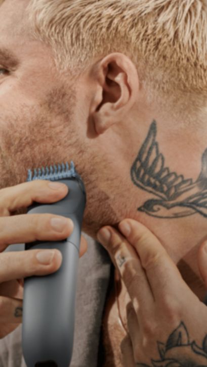 Homem a aparar a barba em frente ao espelho