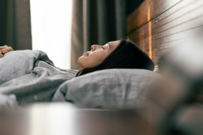 ベッドで安らかに眠る女性
