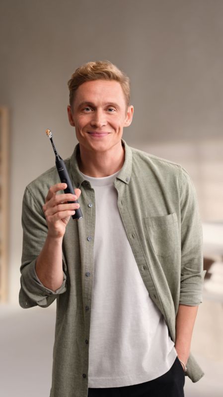 Frau verwendet eine Philips Sonicare Schallzahnbürste
