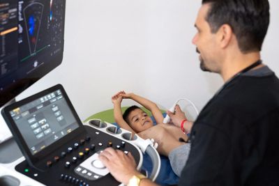Profesional de la salud realizando un ecocardiograma pediátrico