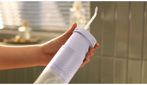 Składany zbiornik o pojemności 200 ml ułatwia przechowywanie i przewożenie urządzenia.