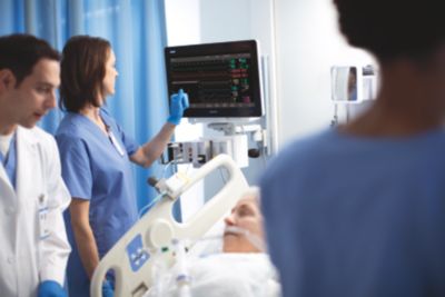 Clinicians monitoring patient vitals with Philips IntelliVue