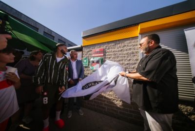 De plaatsing van de AED is mogelijk gemaakt door de Abdelhak Nouri Foundation in samenwerking met de Philips Foundation en de Hartstichting