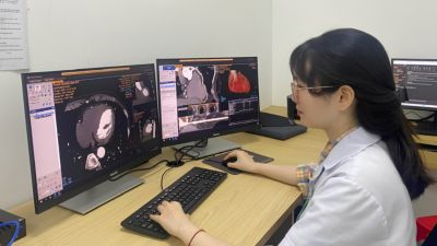 Bác sĩ chẩn đoán hình ảnh đang phân tích hình ảnh chụp cắt lớp vi tính (CT) mạch vành trên hệ thống hai màn hình