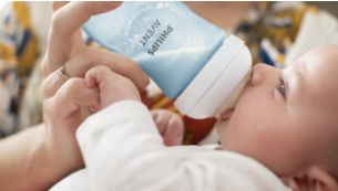 De speen laat enkel melk door als de baby actief aan het drinken is