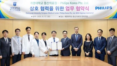 Hospital leaders and company representatives pose after signing an MOU at Dongsan Medical Center in Korea