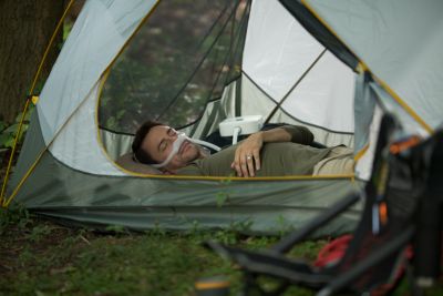 キャンプ中にフィリップス DreamStation Go ポータブル CPAP デバイスを使用している人