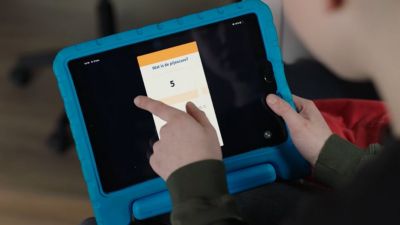 Kind met behulp van tablet leerapp