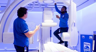 Philips-ingenieurs werken aan Azurion-systeem voor beeldgestuurde therapie