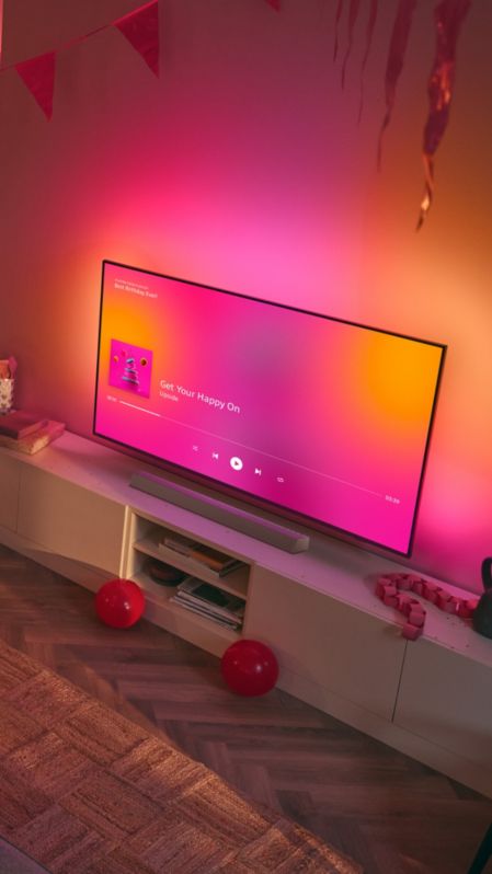 Uma sala de estar com um televisor Philips Ambilight TV