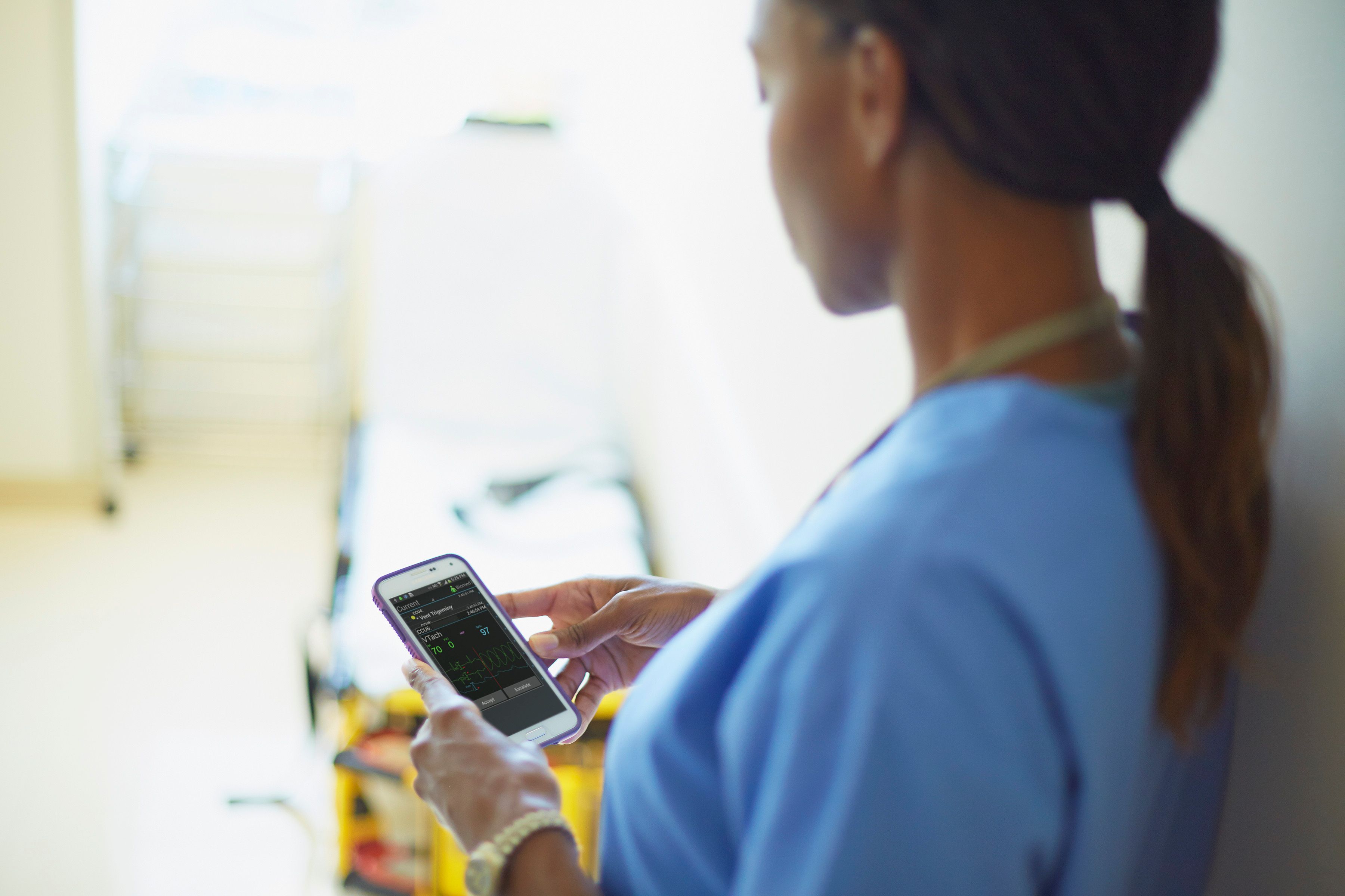 Verpleegkundige met mobiele telefoon