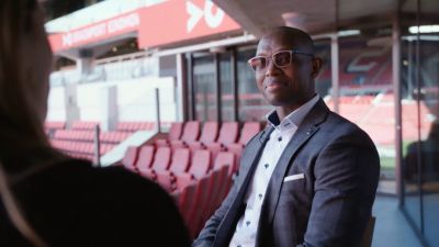Innocent Manirakiza in interview in het Philips Stadion in Eindhoven
