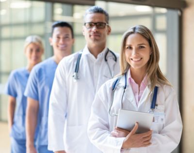 Medico che mostra una scansione cerebrale digitale al paziente su un tablet