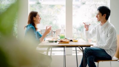 カフェで穏やかに語るカップル