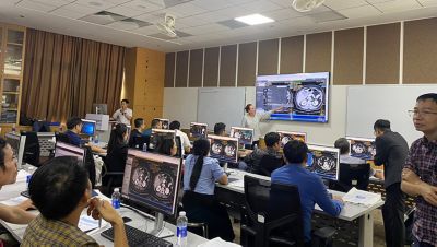 Chuyên gia Ruth Kresina hướng dẫn các học viên về các ca lâm sàng chẩn đoán hình ảnh